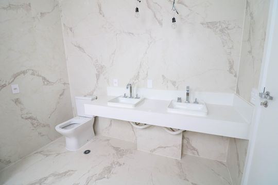 Venda de apartamento com 3 quartos, varanda e churrasqueira no condomínio. — Banheiro da Suíte 3