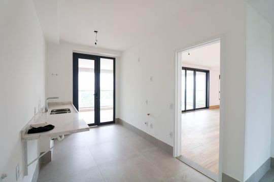 Venda de apartamento com 3 quartos, varanda e churrasqueira no condomínio. — Cozinha