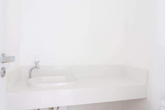 Venda de apartamento com 3 quartos, varanda e churrasqueira no condomínio. — Lavabo