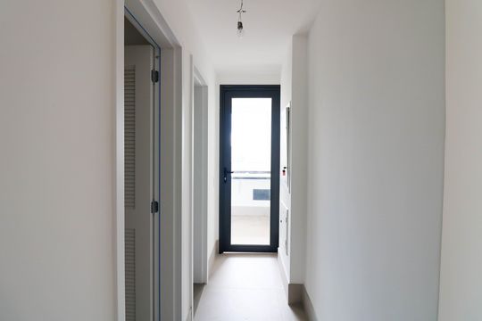 Venda de apartamento com 3 quartos, varanda e churrasqueira no condomínio. — Corredor área de serviço
