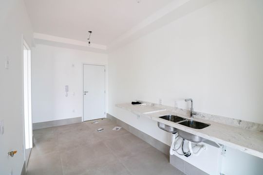 Venda de apartamento com 3 quartos, varanda e churrasqueira no condomínio. — Cozinha