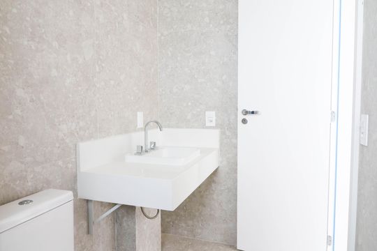 Venda de apartamento com 3 quartos, varanda e churrasqueira no condomínio. — Banheiro da Suíte 1