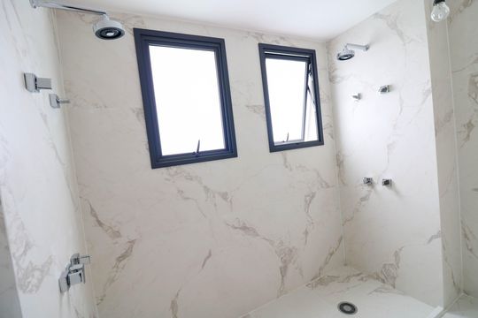 Venda de apartamento com 3 quartos, varanda e churrasqueira no condomínio. — Banheiro da Suíte 3