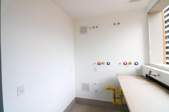 Venda de apartamento com 3 quartos, varanda e churrasqueira no condomínio. — Área de Serviço