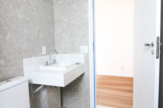 Venda de apartamento com 3 quartos, varanda e churrasqueira no condomínio. — Banheiro da Suíte 3