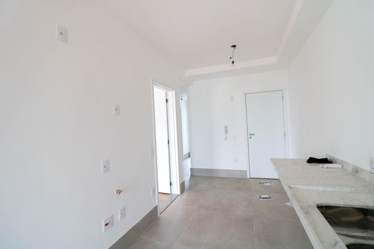 Venda de apartamento com 3 quartos, varanda e churrasqueira no condomínio. — Cozinha