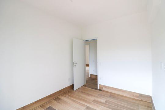 Venda de apartamento com 3 quartos, varanda e churrasqueira no condomínio. — Suíte 2