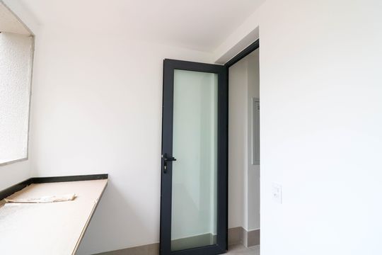 Venda de apartamento com 3 quartos, varanda e churrasqueira no condomínio. — Área de Serviço