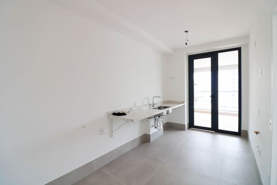 Venda de apartamento com 3 quartos, varanda e churrasqueira no condomínio. — Cozinha