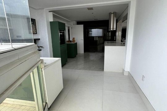 Apartamento mobiliado com 4 suítes, quintal e piscina. Ideal para comprar e morar com animais. — foto 30