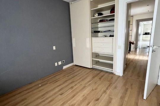 Apartamento mobiliado com 4 suítes, quintal e piscina. Ideal para comprar e morar com animais. — foto 11