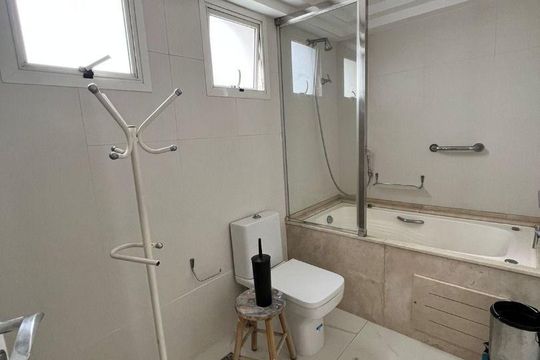 Apartamento mobiliado com 4 suítes, quintal e piscina. Ideal para comprar e morar com animais. — foto 26