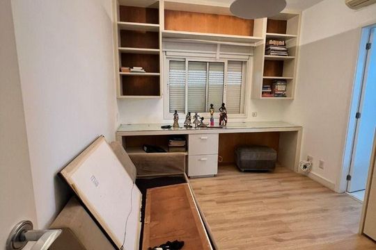 Apartamento mobiliado com 4 suítes, quintal e piscina. Ideal para comprar e morar com animais. — foto 9