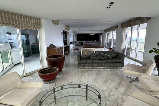 Apartamento mobiliado com 4 suítes, quintal e piscina. Ideal para comprar e morar com animais. — foto 6