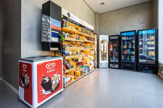 Apartamento mobiliado para comprar no Paraíso, 2 quartos, 1 suíte. — Mini Mercado