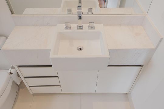 Apartamento mobiliado para comprar no Paraíso, 2 quartos, 1 suíte. — Banheiro da Suíte