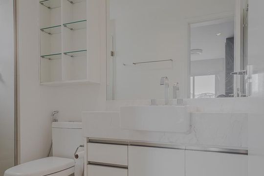 Apartamento mobiliado para comprar no Paraíso, 2 quartos, 1 suíte. — Banheiro da Suíte