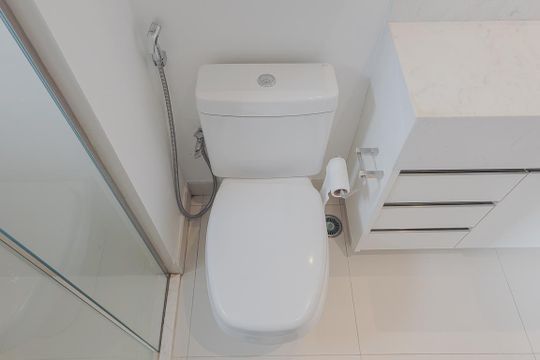 Apartamento mobiliado para comprar no Paraíso, 2 quartos, 1 suíte. — Banheiro da Suíte