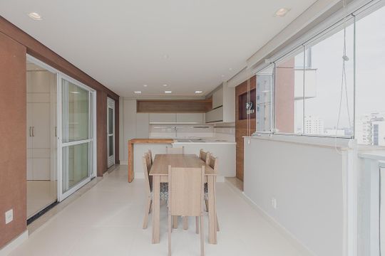 Apartamento mobiliado para comprar no Paraíso, 2 quartos, 1 suíte. — Varanda