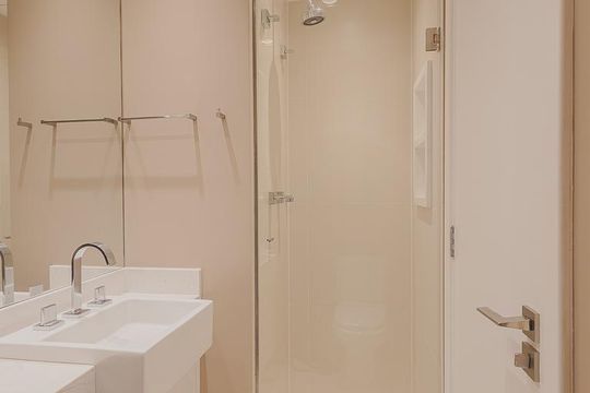 Apartamento mobiliado para comprar no Paraíso, 2 quartos, 1 suíte. — Banheiro