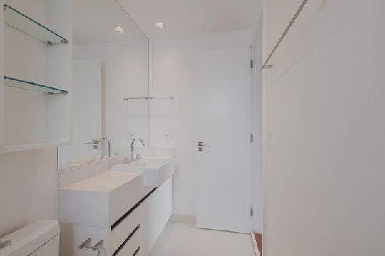 Apartamento mobiliado para comprar no Paraíso, 2 quartos, 1 suíte. — Banheiro da Suíte