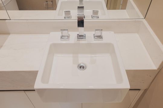 Apartamento mobiliado para comprar no Paraíso, 2 quartos, 1 suíte. — Banheiro