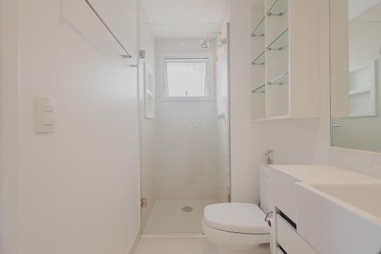Apartamento mobiliado para comprar no Paraíso, 2 quartos, 1 suíte. — Banheiro da Suíte