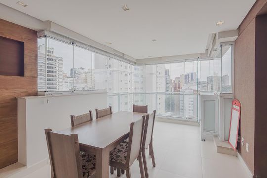 Apartamento mobiliado para comprar no Paraíso, 2 quartos, 1 suíte. — Varanda