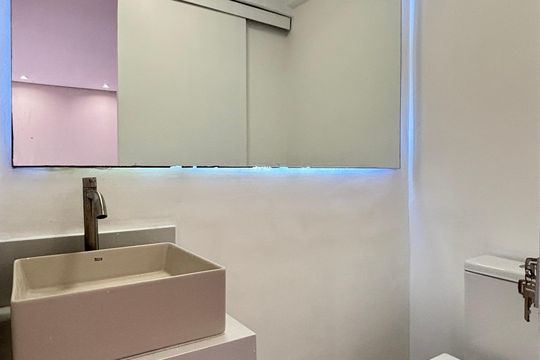Comprar apartamento na Vila Olímpia: 3 quartos, piscina no condomínio. — Lavabo