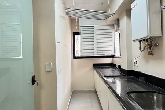 Comprar apartamento na Vila Olímpia: 3 quartos, piscina no condomínio. — Área de Serviço