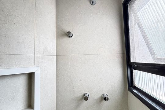 Comprar apartamento na Vila Olímpia: 3 quartos, piscina no condomínio. — Banheiro da Suíte