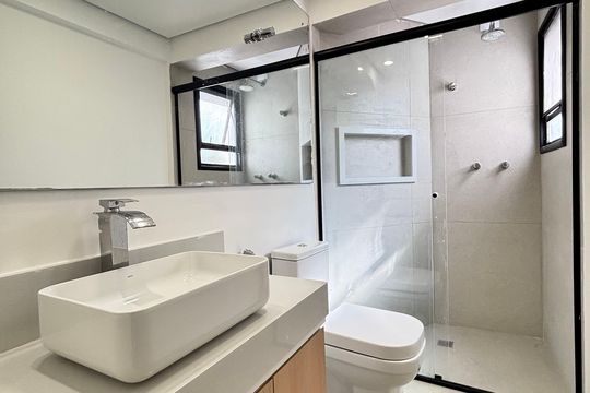 Comprar apartamento na Vila Olímpia: 3 quartos, piscina no condomínio. — Banheiro da Suíte