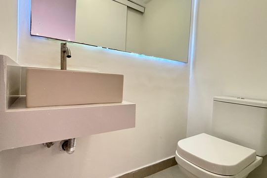 Comprar apartamento na Vila Olímpia: 3 quartos, piscina no condomínio. — Lavabo