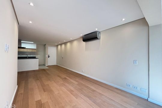 Comprar apartamento na Vila Olímpia: 3 quartos, piscina no condomínio. — Sala