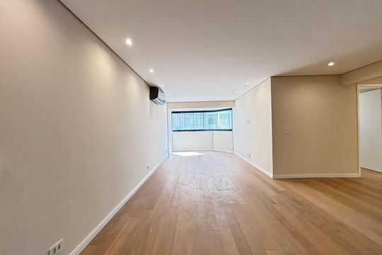 Comprar apartamento na Vila Olímpia: 3 quartos, piscina no condomínio. — Sala