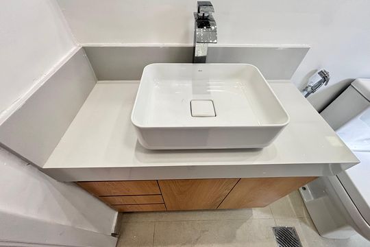 Comprar apartamento na Vila Olímpia: 3 quartos, piscina no condomínio. — Banheiro da Suíte