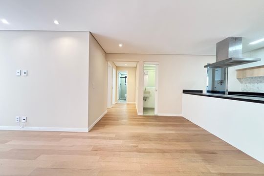 Comprar apartamento na Vila Olímpia: 3 quartos, piscina no condomínio. — Sala
