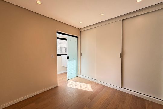 Comprar apartamento na Vila Olímpia: 3 quartos, piscina no condomínio. — Suíte
