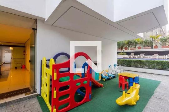 Comprar apartamento na Vila Olímpia: 3 quartos, piscina no condomínio. — Área comum