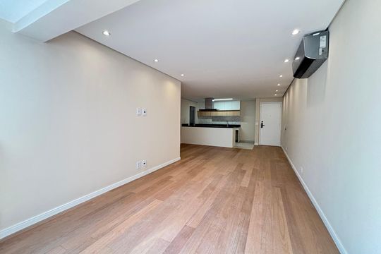 Comprar apartamento na Vila Olímpia: 3 quartos, piscina no condomínio. — Sala