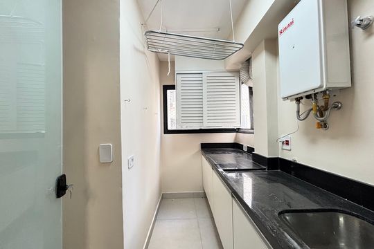Comprar apartamento na Vila Olímpia: 3 quartos, piscina no condomínio. — Área de Serviço