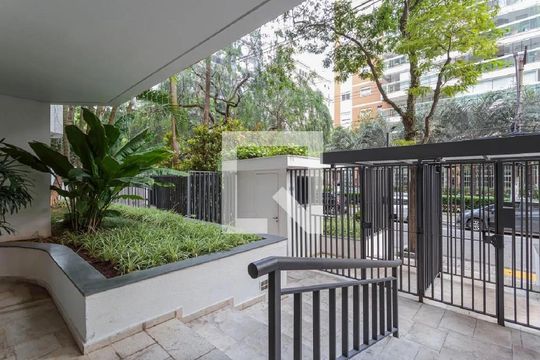 Comprar apartamento na Vila Olímpia: 3 quartos, piscina no condomínio. — Área comum