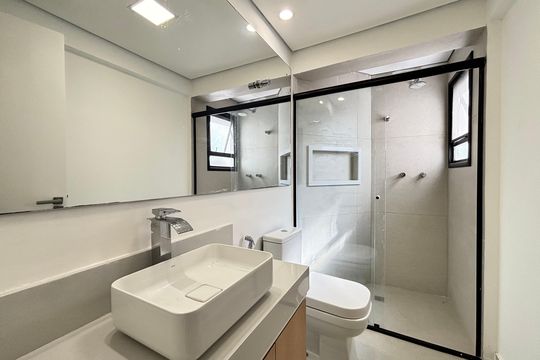 Comprar apartamento na Vila Olímpia: 3 quartos, piscina no condomínio. — Banheiro da Suíte