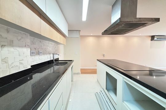 Comprar apartamento na Vila Olímpia: 3 quartos, piscina no condomínio. — Cozinha