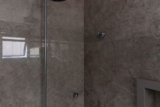 Apartamento em Perdizes com 3 quartos e piscina no condomínio. Ideal para comprar. — Banheiro da Suíte 2