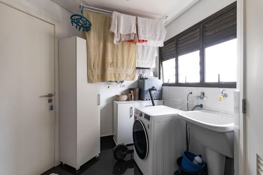 Apartamento em Perdizes com 3 quartos e piscina no condomínio. Ideal para comprar. — Área de Serviço