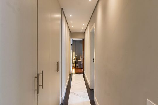 Apartamento em Perdizes com 3 quartos e piscina no condomínio. Ideal para comprar. — Corredor