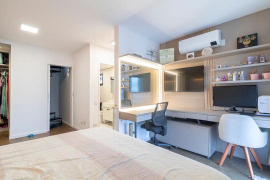 Comprar apartamento mobiliado com 2 quartos e piscina no condomínio. — Quarto Suíte