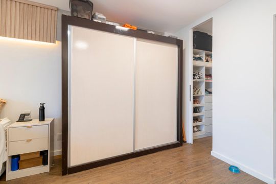 Comprar apartamento mobiliado com 2 quartos e piscina no condomínio. — Quarto Suíte