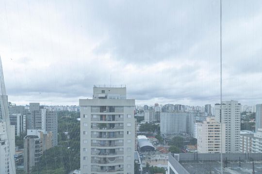 Comprar apartamento mobiliado com 2 quartos e piscina no condomínio. — Varanda